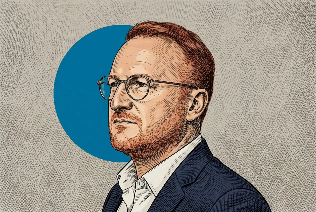 Portrait hachuré de Stijn Francis, de trois quarts, lunettes rondes et barbe rousse, sur un aplat rond bleu pétrole